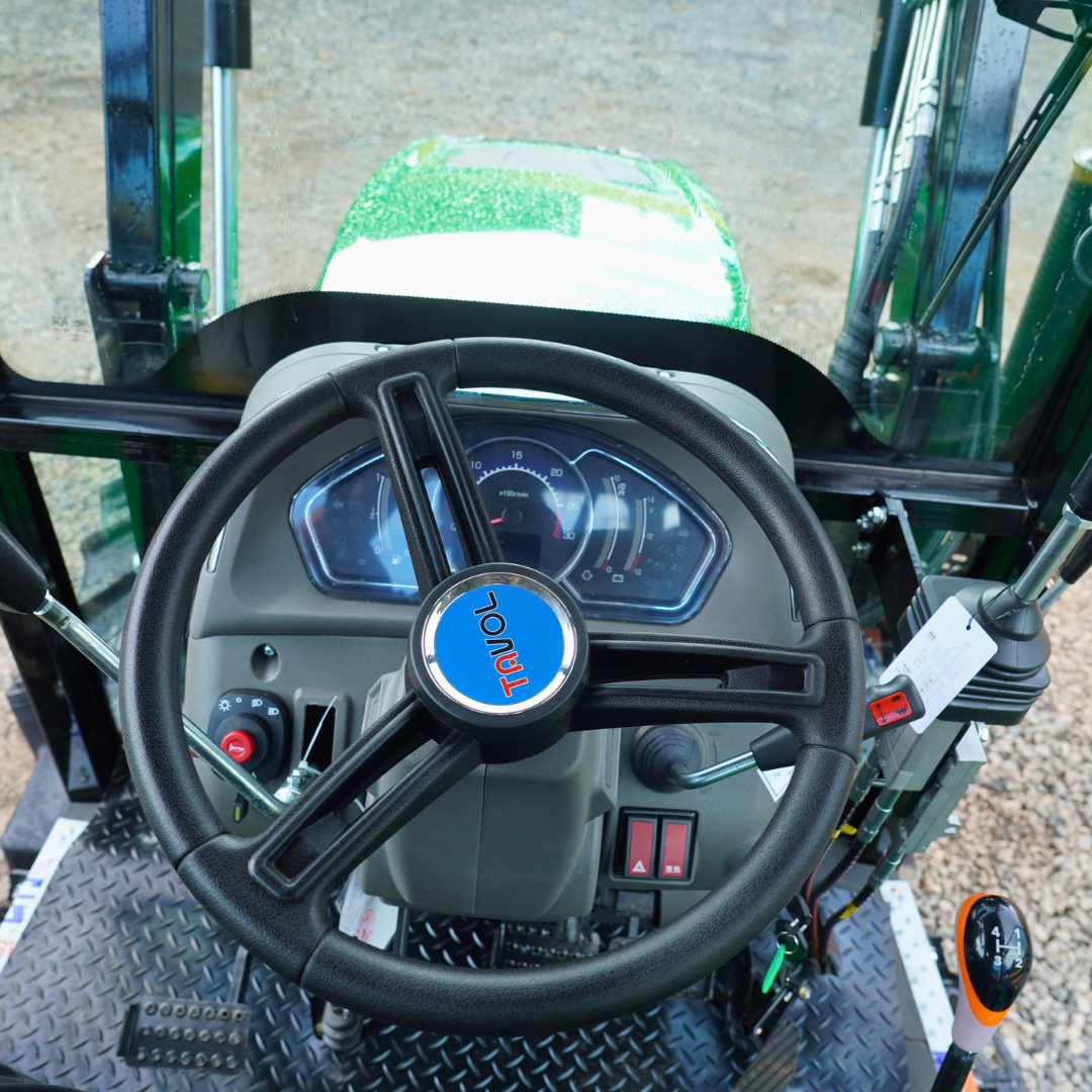 Tractor 4x4 Cabinado con Pala 70 HP Turbo A/C