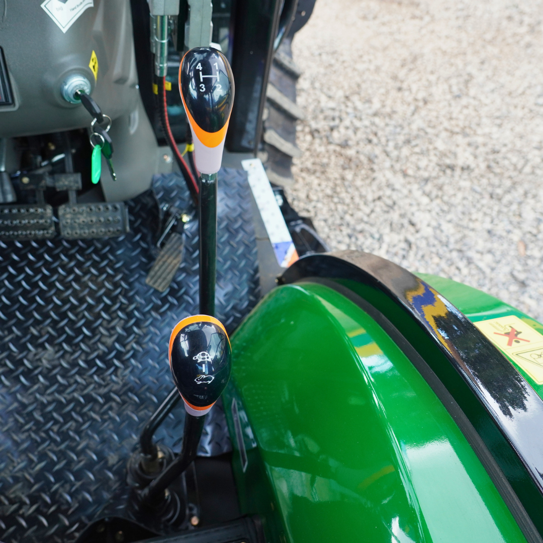 Tractor 4x4 Cabinado con Pala 70 HP Turbo A/C