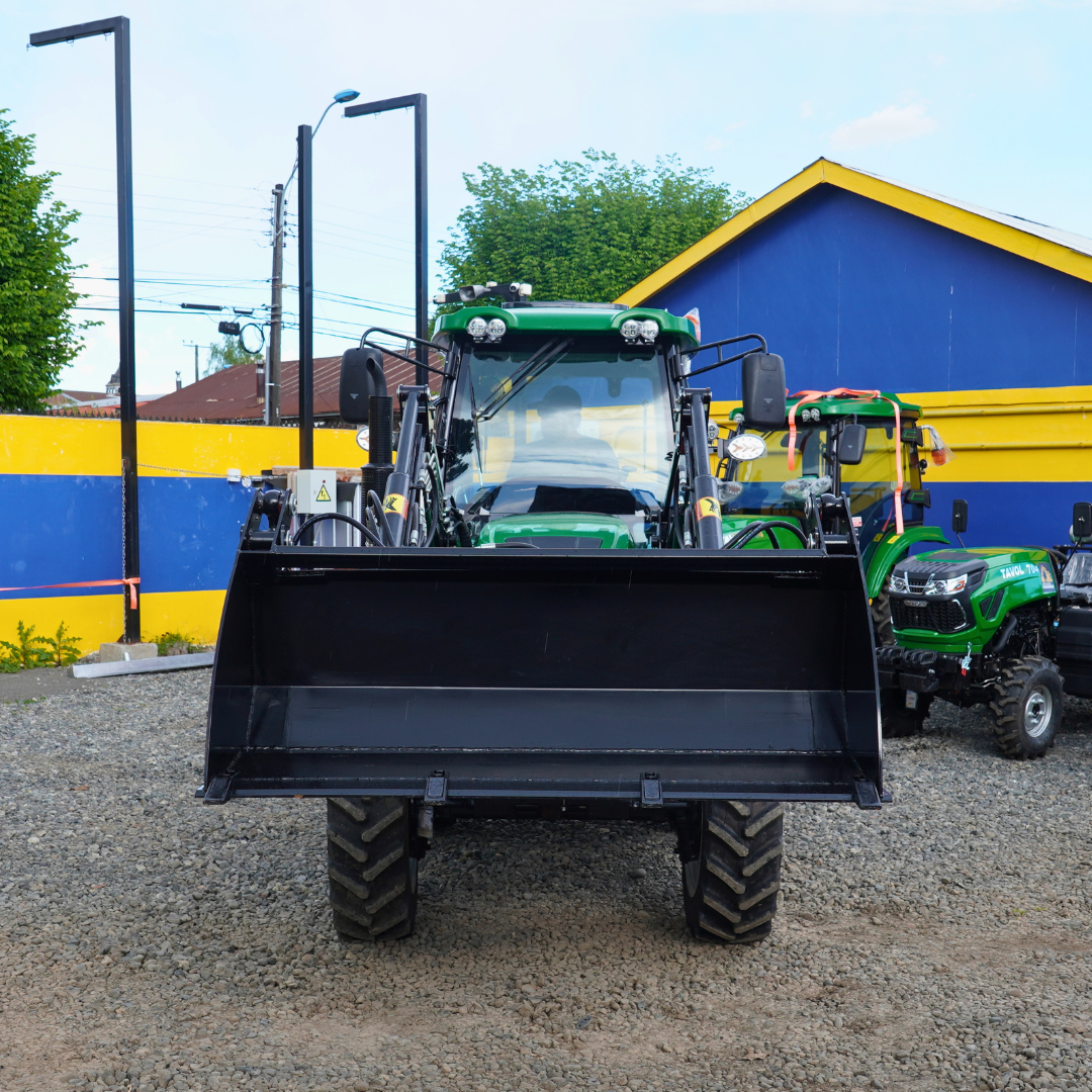Tractor 4x4 Cabinado con Pala 70 HP Turbo A/C