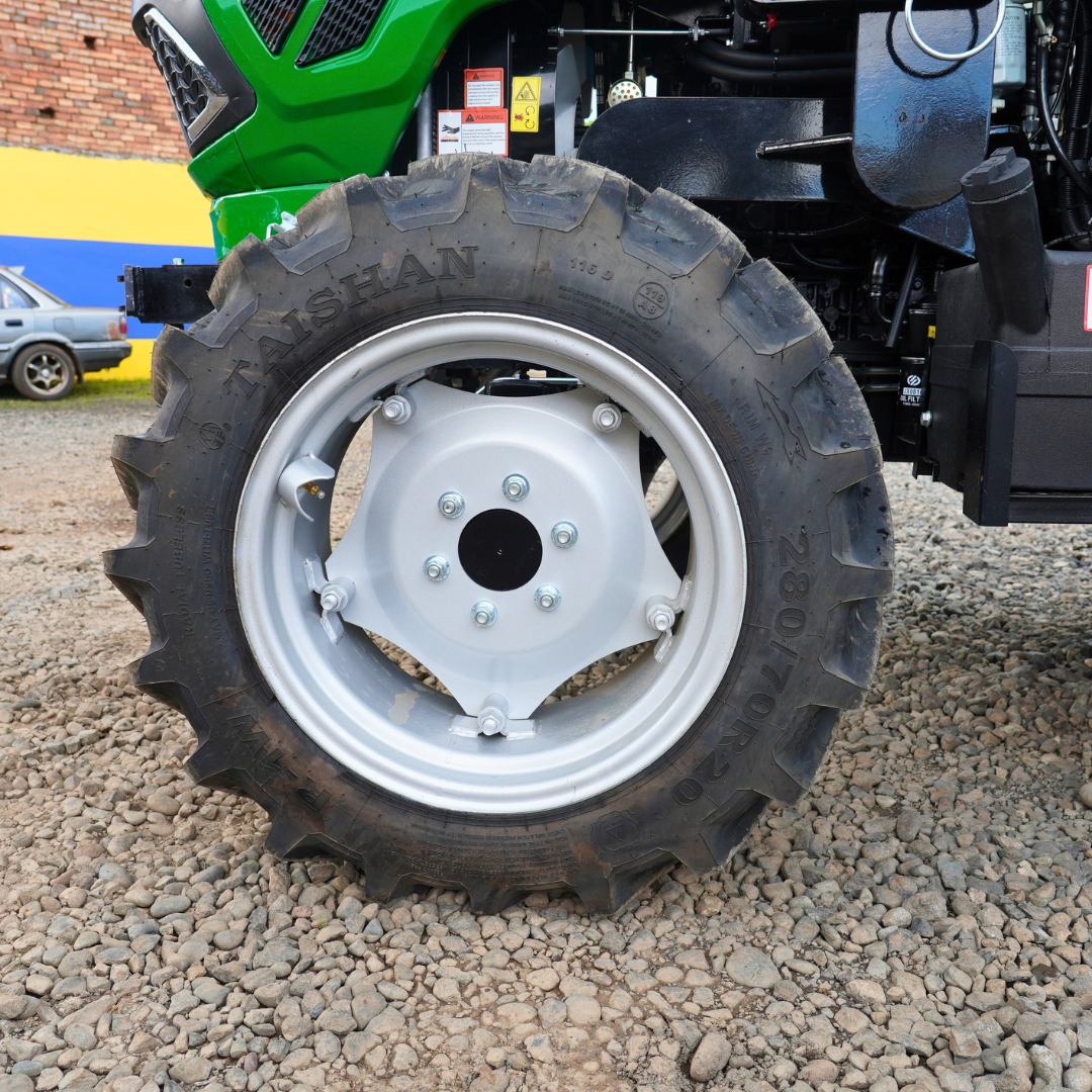 Tractor 4x4 Cabinado con Pala 70 HP Turbo A/C