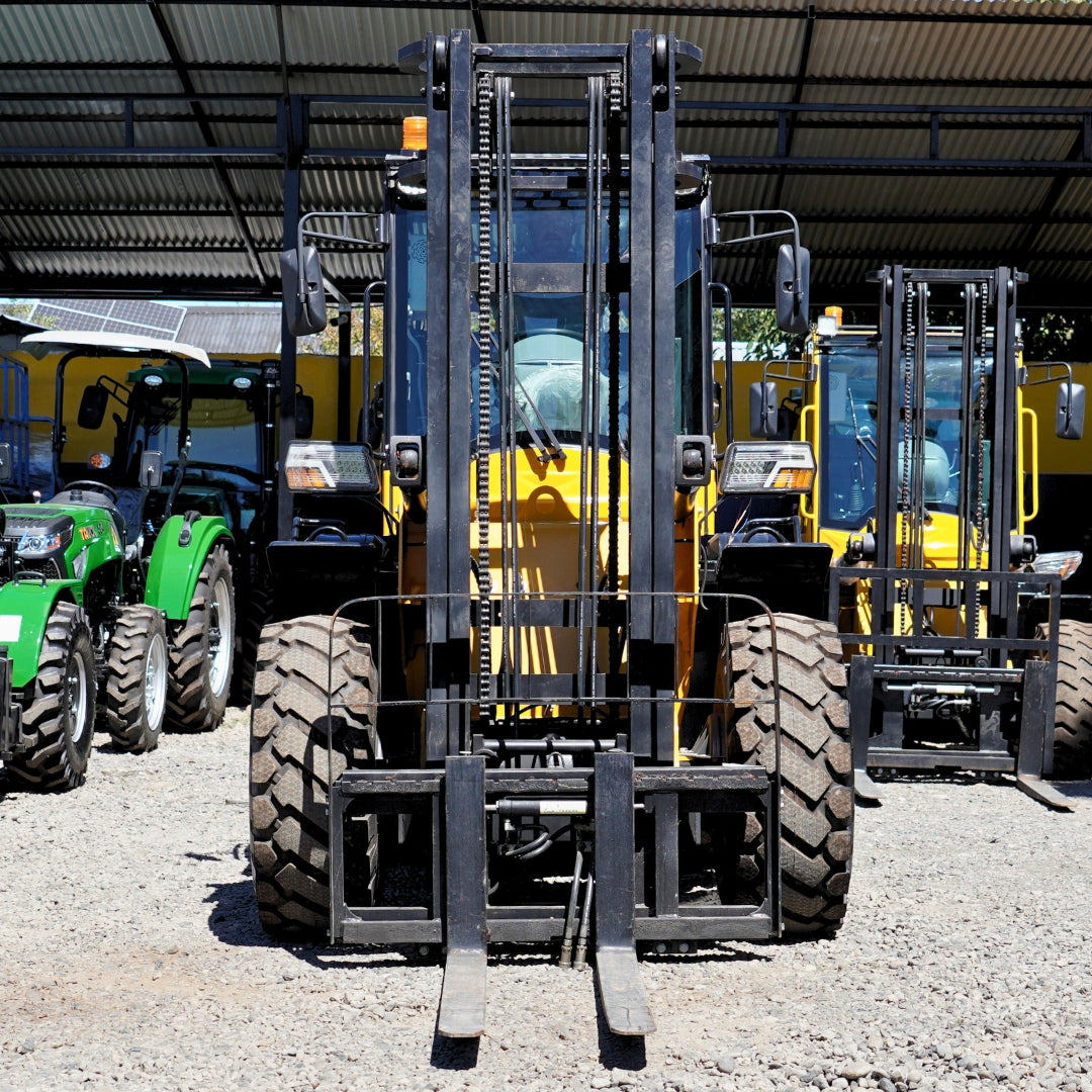 Grúa Horquilla 4x4 Carga 4000 Kg, 4m A/C Turbo