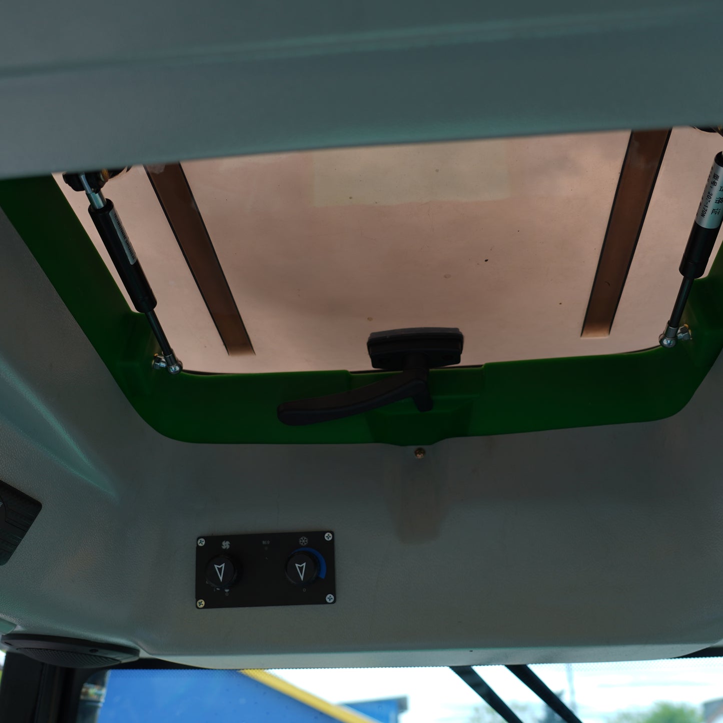 Tractor 4x4 Cabinado 70 HP Turbo A/C